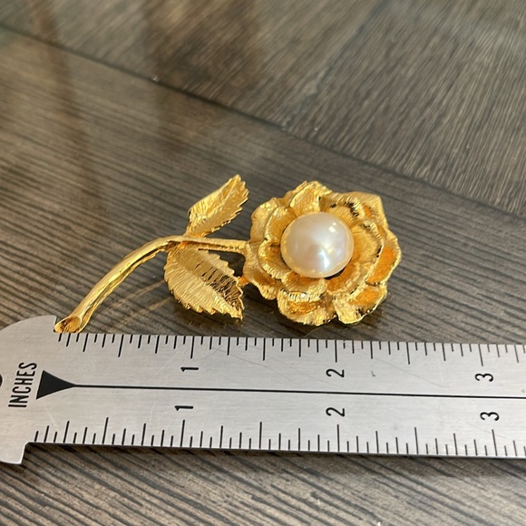Vintage Gold-tone Flower Pin with Faux Pearl Center - Picture 5 of 12